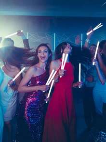 100 que phát sáng trắng siêu sáng dài 8 inch. Những que phát sáng siêu sáng này có thể phát ra ánh sáng trắng liên tục trong 10 đến 12 giờ và có thể được sử dụng để làm vòng tay, vòng cổ và nhiều vật dụng khác cho các sự kiện cưới hỏi. - trắng - Xem 6