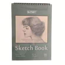 1 دفتر رسم عالي الجودة بورق رسم مربوط بحلزون، 100 ورقة (68 رطل/100 جم/م²)، دفتر رسم فني خالي من الحمض للطلاب والبالغين والمبتدئين والفنانين. مثالي للرسم اليومي والتخطيط والتخطيط، مناسب للبالغين والمراهقين. يشمل 4/6 يدوي، شاحن أقلام رصاص على شكل كرة قدم من الفولاذ المقاوم للصدأ.