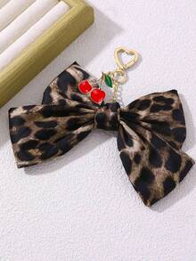 时尚豹纹蝴蝶结心形钥匙扣，配樱桃吊坠，可作包包挂饰或装饰品，豹纹蝴蝶结，心形弹簧扣，樱桃吊坠，可挂在包包或裤子上。