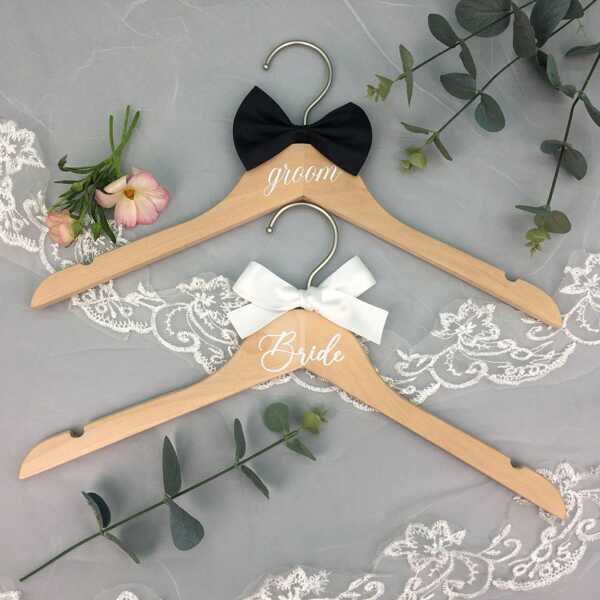 Bride & Groom Wooden Hangers, Unfinished Natural Wood Clothes Rack, European & American Wedding Party Gift Summer Birthday Gifts Beach Back To School School Supplies Room Decor