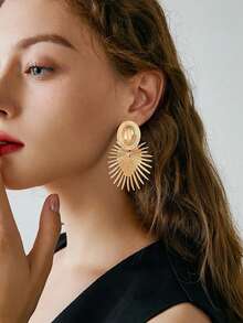 1 对夸张金色金属放射状装饰耳环，适合女性日常/派对佩戴