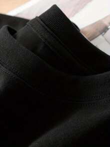 Camiseta de  con estampado de calavera "Dead Inside and Queer AF", 180g de algodón, cuello redondo, manga corta, estilo rebelde y urbano, ideal para fanáticas de moda alternativa, look casual y atrevido. - Negro - Ver 3