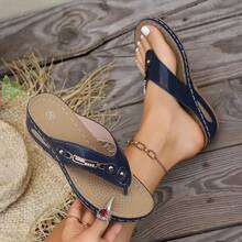 女士超大号金属扣坡跟人字拖凉鞋，跨境厚底镂空沙滩拖鞋，加大码坡跟厚底凉鞋