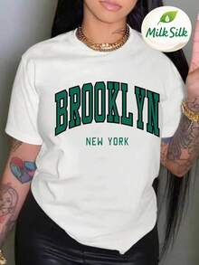Mujer002  Camiseta de mujer México Envío Tela transpirable de alta calidad Manga suelta Estampado de Lavado a máquina Fresco Deportes Cuello redondo Casual Manga corta Versátil Nueva Era TendenciaCamisa blanca de calidad con el logotipo "BROOKLYN NEW YORK" y "Milk Silk", una prenda ideal para el estilo urbano y la comodidad - Blanco - Ver 1