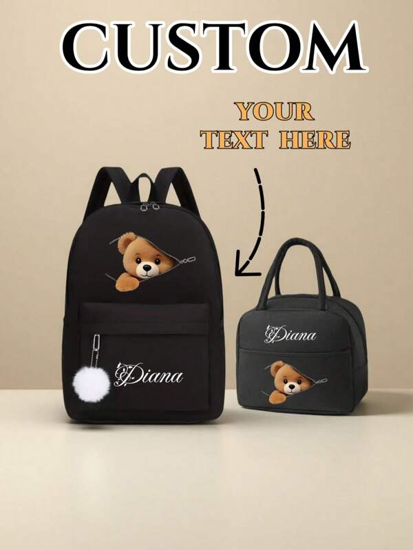 Este pacote combo personalizável de duas peças é um presente de volta às aulas que inclui mochila (com decoração de pompom branco) e bolsa tote, além de uma lancheira térmica, uma caixa térmica portátil para piquenique e um lindo desenho de urso com zíper. Você pode imprimir seu nome personalizado ou mensagens de Natal para criar uma mochila exclusiva.
