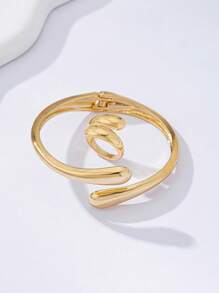 2 Stücke Set (1 Armreif & 1 Ring): Stilvoller asymmetrischer doppelter Wassertropfen-Überkreuzungsarmreif und schicker geometrischer Wassertropfen-Vintageoldring. Zarte, süße und elegante Art mit einfachem und retroem Design. Europäischer und amerikanischer Stil, hochwertige Anmutung. Perfekt für den täglichen Gebrauch, Arbeit, Meetings, Partys, romantische Dates, Fotoshootings, Geschäftsverhandlungen oder andere elegante Anlässe, Strand, Urlaub, Sommerschmuck-Set