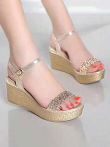Sandalias de cuña casuales de suela gruesa para mujer, sandalias con tiras de tobillo metálicas brillantes, aumento interior de hebilla brillante, adecuadas para el Día de San Valentín, fiestas de negocios o vacaciones. - Dorado - Ver 1