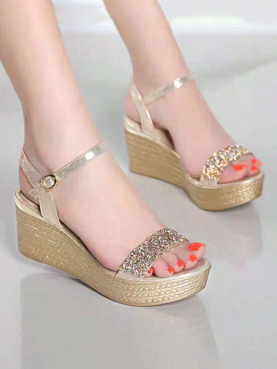 Sandalias de cuña casuales de suela gruesa para mujer, sandalias con tiras de tobillo metálicas brillantes, aumento interior de hebilla brillante, adecuadas para el Día de San Valentín, fiestas de negocios o vacaciones. - Dorado - Ver 1