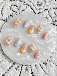 10片手工制作的短款美甲贴片，圣诞礼物，假指甲，短款美甲贴片，裸色搭配马卡龙配色，手工捏制3D花朵，手绘渐变风格，白色线条，波点纹理装饰，清新甜美，短款椭圆形，可拆卸美甲贴片，附赠工具包；适合爱美的女孩日常佩戴，也可作为节日礼物。 - 彩色 - 查看 12
