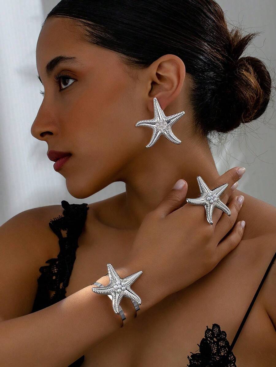 1 set de bracelet ouvert avec pendentif étoile de mer, bague avec pendentif étoile de mer et boucles d'oreilles avec pendentif étoile de mer. Style de station balnéaire européen et américain. Ensemble de bracelets, bagues et boucles d'oreilles pour femmes