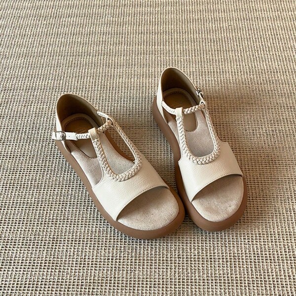 Flache und bequeme Sandalen für Damen, neuer Sommerstil, draußen mit Röcken tragen, luxuriöse, schöne und vielseitige Schuhe für Damen