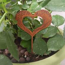3pcs Vintage Weathered Metal Heart Shaped Garden Stakes, Rustic Style, Christmas Outdoor Decor, Nature & Outdoor Theme, Freestanding Yard Decoration, No Power Or Battery Required
