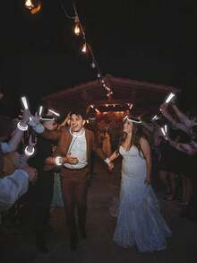 100 que phát sáng trắng siêu sáng dài 8 inch. Những que phát sáng siêu sáng này có thể phát ra ánh sáng trắng liên tục trong 10 đến 12 giờ và có thể được sử dụng để làm vòng tay, vòng cổ và nhiều vật dụng khác cho các sự kiện cưới hỏi. - trắng - Xem 7