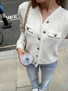Cardigan tricotat cu mânecă lungă, cu decolteu în V și nasturi în față, model elegant și minimalist, model alb, top de primăvară