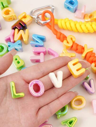 beadia 5颗亚克力字母珠 - 基本款，不对称形状，20-23毫米，随机颜色混装，大孔，适合DIY首饰制作，如手链、项链等。