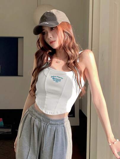 女士性感无袖短款刺绣上衣，修身剪裁，甜美可爱风格，适合夏季街头穿着