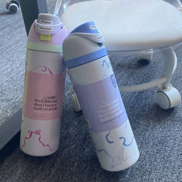 Sanrio Botella de agua aislada de acero inoxidable Sanrio New FreeSi-P con pajita para deportes y viajes, 32oz