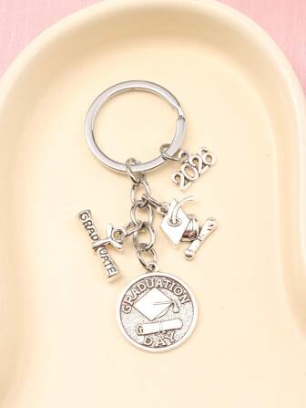 2026届毕业典礼钥匙扣，可作礼物，毕业学士帽班级徽章钥匙扣，可挂在背包上。汽车配件，可爱哥特风Y2K包挂绳，带证件夹，汽车配件，包饰，圣诞节汽车配件，送给老师、朋友、姐妹的礼物创意