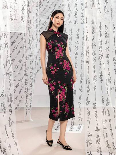 ​精致的新中式女式旗袍，采用中式领、短袖和侧开衩设计，非常适合晚会、高级晚宴、正式庆典、高端婚礼和商务宴会。​​