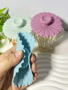 3 أغطية أكواب متعددة الوظائف بشكل دوار الشمس من السيليكون الملون بمقبض محكم، أغطية أكواب/أكواب مرنة من السيليكون، مانعة للتسريب والغبار، أغطية أكواب متعددة الألوان للأكواب والأكواب وإبريق الشاي والقهوة، أغطية أكواب مرنة، أغطية أكواب ساخنة للقهوة والشاي، قابلة لإعادة الاستخدام، ضد الغبار والحشرات، ملحقات الأكواب، العودة إلى المدرسة بعد العطلة، الصيف، هدية.