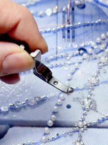 Nuevo estilo de pie prensatela de acero inoxidable, diseñado en color gris plateado, talla grande adecuado para la confección de vestidos de novia y telas con lentejuelas, se puede utilizar para máquinas de coser planas de computadora, accesorios para máquinas de coser Brother y la mayoría de máquinas de coser de barra baja, telas para máquinas de coser y manualidades, cinta para máquinas de coser, recambio de pie prensatela de metal para máquinas de coser, bordado