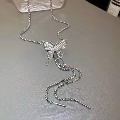 时尚的黑色蝴蝶抽绳长项链适合女孩日常佩戴。