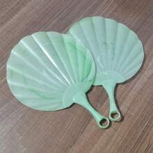 1 pièce d'éventail portatif en plastique style vintage plus épais et plus frais, avec un design de coquille en faux jade. Convient pour l'été, les cadeaux pour les personnes âgées et les amoureux, une utilisation quotidienne.