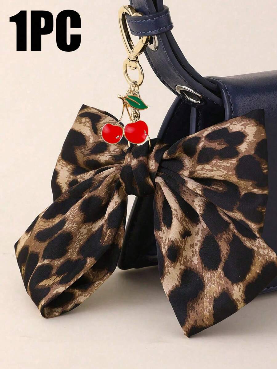 时尚豹纹蝴蝶结心形钥匙扣，配樱桃吊坠，可作包包挂饰或装饰品，豹纹蝴蝶结，心形弹簧扣，樱桃吊坠，可挂在包包或裤子上。
