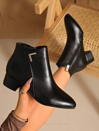 女士基本款纯色时尚优雅侧拉链粗跟短靴，织物衬里，金属 V 形扣装饰，秋冬