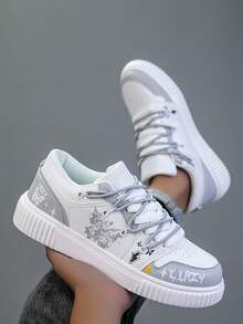 Herrskor med snörning, moderiktiga streetstyle-sportskor, asymmetriska grafiska tryck - vit aska - Visa 2