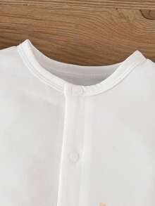 休闲女婴白色长颈鹿印花连体衣，夏季