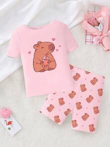 Set de 2 piezas de pijama de niña pequeña con parte superior de manga corta de punto y pantalones cortos con estampado de dibujos animados del animal carpincho, color rosa - Rosa - Ver 1