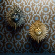 1 pezzo Decorazione da parete a forma di cuore sacro gotico - Decorazione domestica religiosa con bagliore dorato, ornamento appeso in resina cattolico, adatto per chiesa, soggiorno, Natale, Pasqua, Ognissanti, matrimonio - Elegante regalo decorativo per la chiesa (Nessuna elettricità necessaria), realizzato con cura, scelta perfetta per il Ringraziamento