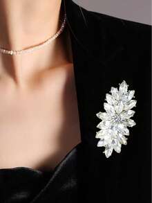 1pc Luxury Crystal Flower Brooch, Elegant Women's Scarf Clip, Versatile Accessory For Clothes, Shoes, Bags, Suits, Hats - White - View 4