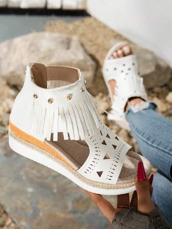 Nuevas sandalias bohemias casuales de mujeres con patrón geométrico retro, blancas con flecos, sandalias romanas de plataforma huecas de tacón para vacaciones de verano