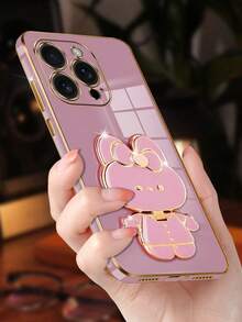 这款奢华电镀手机壳配有创意可爱猫咪支架和内置化妆镜，采用时尚硅胶材质，防震耐用，兼容 16/15/14/13/12/11/X/XS/XR/8/7 Plus/Pro Max、Galaxy S25/S24/S23/S22/S21/Note 20/A55/A54/A53/A52/A35/A34/A23/A16/A15/A14/A13/A12/A05S/FE/Ultra 4G/5G、Redmi Note 13 Pro、Infinix Hot 40i/Smart 8/Spark/GO 2024、OPPO Reno、VIVO、MOTO Honor 等机型。