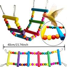 Juguetes para pájaros como periquitos y cacatúas, campana colgante de madera natural, hamaca, escalera, perchas de madera, espejo y juguete para masticar para agapornis, periquitos, loros en un set de accesorios y campana de color aleatorio