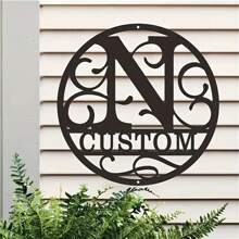 1PC Personalized Round Metal Monogram Wall Art, Custom Alphabet Plaque With Rustic Farmhouse Style, Iron Construction 26 Letters Welcome Sign, Easy Hanging Ornament For Couple Lovers Family Home Office Living Room Garden Decor, 2D Flat Housewarming Valentine's Day Gift,School Supplies,Back To School