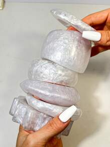 1 pieza Elegante y lujoso brazalete de mujer inspirado en conchas de resina, diseño asimétrico perlado adecuado para bodas, banquetes y como regalo