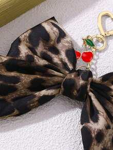 时尚豹纹蝴蝶结心形钥匙扣，配樱桃吊坠，可作包包挂饰或装饰品，豹纹蝴蝶结，心形弹簧扣，樱桃吊坠，可挂在包包或裤子上。