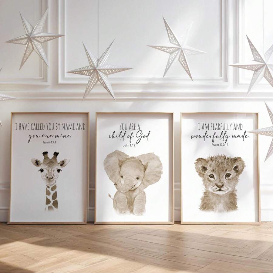 三件套手绘动物主题儿童房墙画 - 励志圣经经文印花，包含长颈鹿、大象和狮子图案，木框/帆布材质 - 婴儿房装饰、家居装饰、中性圣经经文、现代波西米亚风格儿童房装饰、迎婴派对装饰 - 彩色 - 查看 1