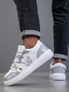 Herrskor med snörning, moderiktiga streetstyle-sportskor, asymmetriska grafiska tryck - vit aska - Visa 5