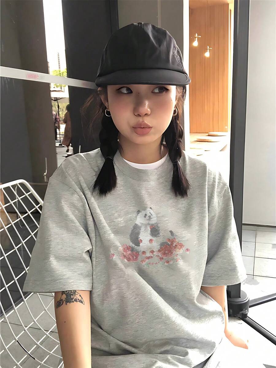 100% Cotton Women's T-Shirt, Short Sleeves, New For Summer 2025, Cute Panda Illustration, Simple And Stylish, Panda In Flowers, Art Print, Casual, Crew Neck - 淺灰色 - 查看 1