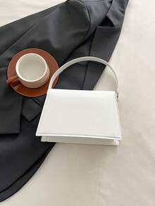 时尚休闲简约的方形翻盖单肩包，适合逛街、钱包、购物、年轻女性、大学生、新人、白领人士使用。非常适合办公室、大学、工作、商务、通勤、户外、旅行和郊游。