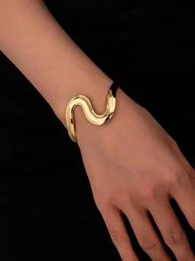 1pc Wavy Metal Geometric Shaped Bracelet, Minimalist Style For Casual And Office Wear (Can Be Worn As Arm Band)