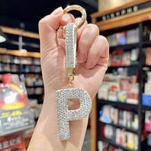 1个闪亮水钻字母钥匙扣，26个字母闪亮汽车钥匙圈挂件，个性化钥匙扣，女士包包挂件，圣诞礼物，情人节礼物，包包挂件，汽车配件，送给老师、朋友、姐妹的礼物创意