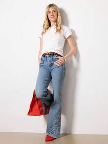 Jeans acampanados bordados y lavados con ajuste Elastic, adecuados para usar y desgastarse todos los días, para mujeres