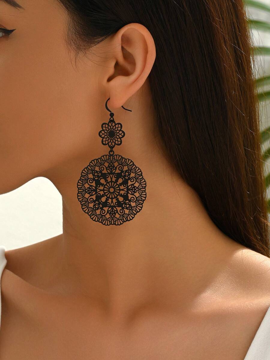 1 Pair Retro Hollow Floral Pattern Hoop Earrings, Suitable For Daily And Vacation Wear - Black - View 1