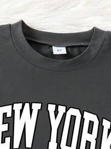 小男孩字母印花短袖T恤和短裤