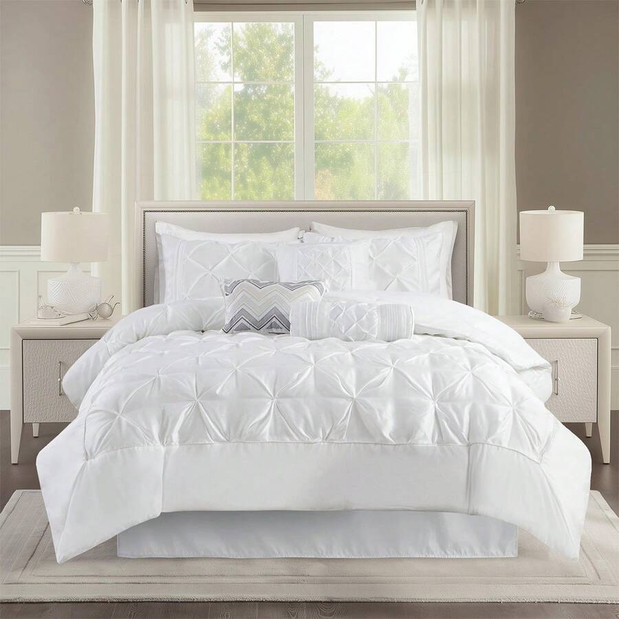 Laurel 7 件簇绒床上用品被子套装，配有抱枕、仿丝卧室被子，配有配套的枕套、枕头、床裙、枕套，有黑色/腮红/灰色/象牙色/海军蓝/梅子色/海泡石色/灰褐色/白色可选，全尺寸/大号双人床/特大号双人床/加州特大号双人床 - 白色 - 查看 1